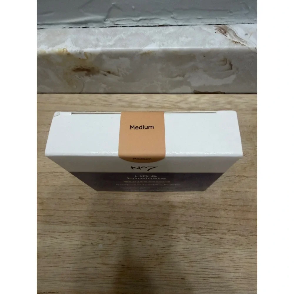 No7 Lift & Luminate Triple Action Translucent Finishing Powder Medium 0.35oz NEW